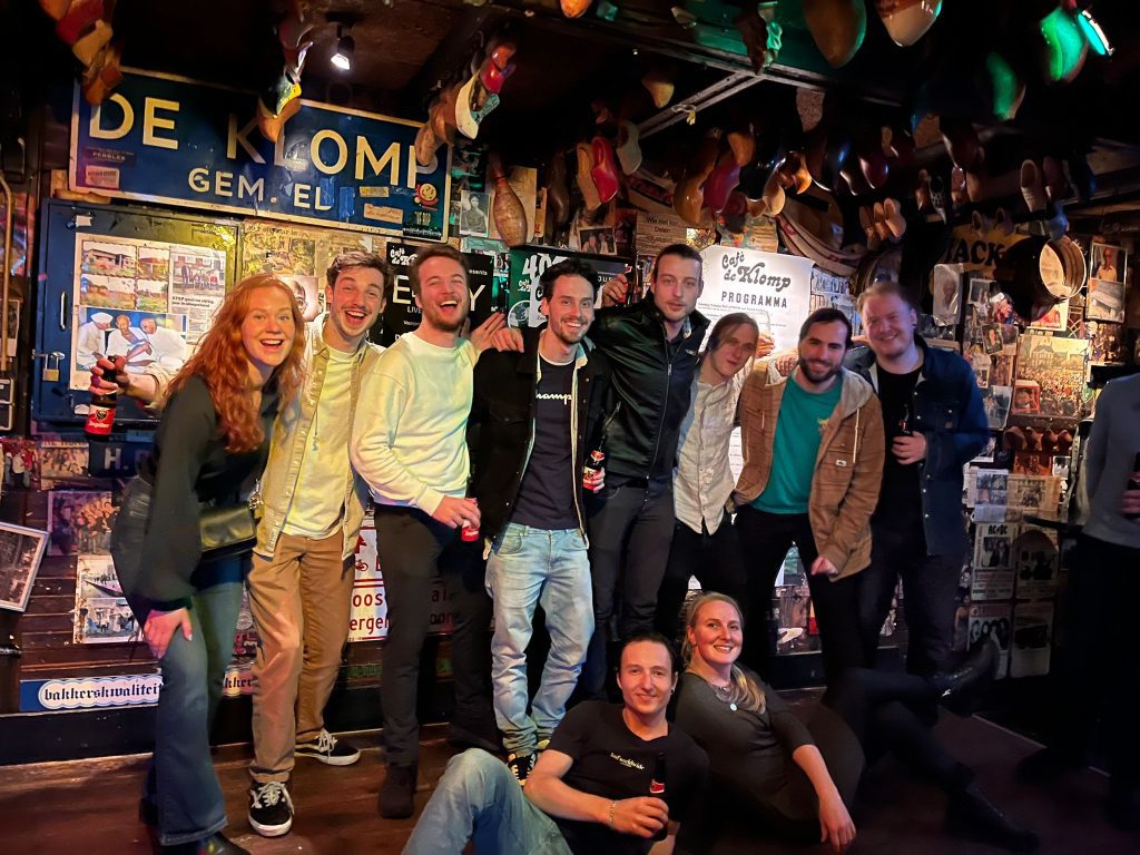 Optreden van de Oorzaak in cafe De Klomp in Etten Leur.